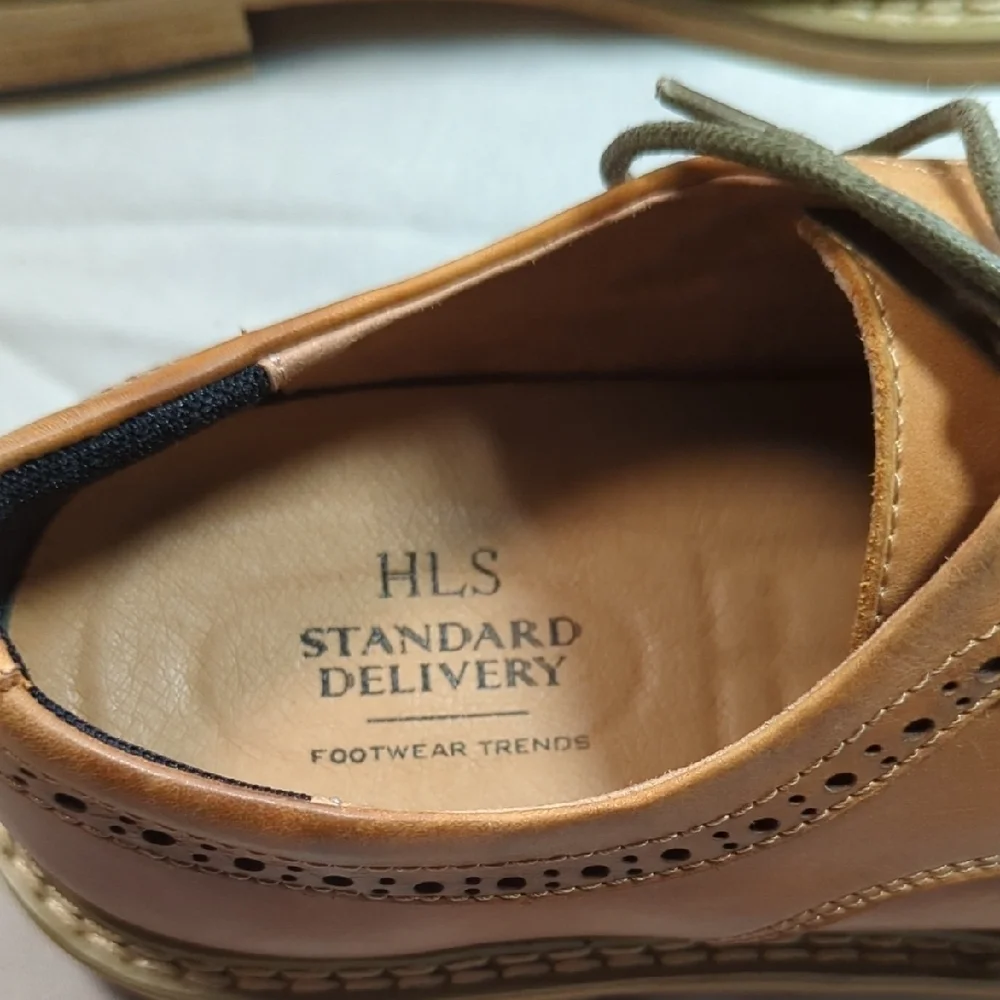 Brown Leather Oxford Shoes with Lace-Up Design